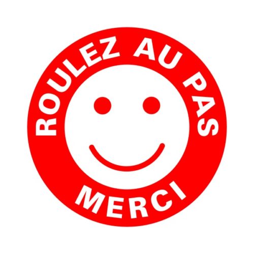 Panneau roulez au pas sécurité souriante