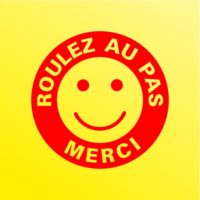 Sticker sur panneau roulez au pas Sticker roulez au pas signalisation souriante