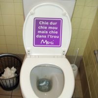 Sticker humour gras pour les toilettes Modèle dicton utile