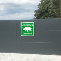 Sticker ou panneau adhésif attention au rhinocéros