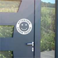 panneau pas cher smiley chien taquin