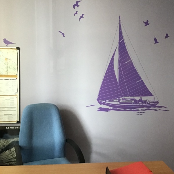 Sticker d'un beau voilier de croisière au vent pour la décoration murale intérieure