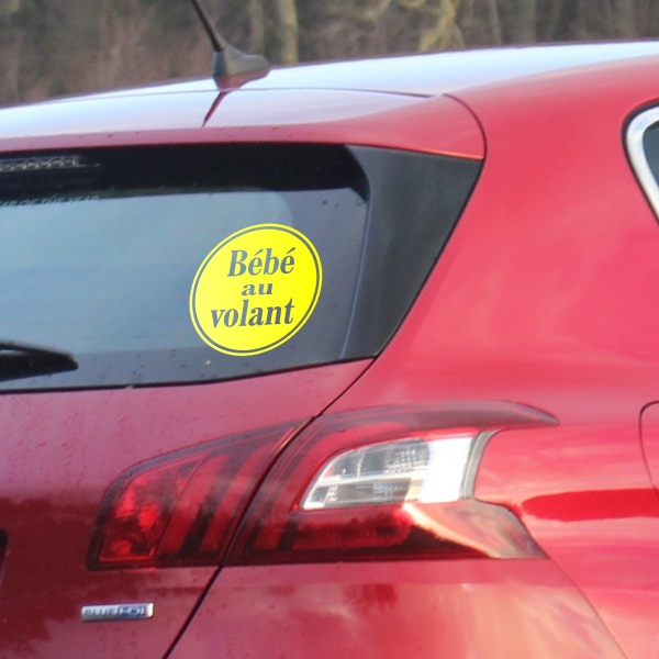 Sticker bébé au volant pour coller sur la vitre arrière de la voiture