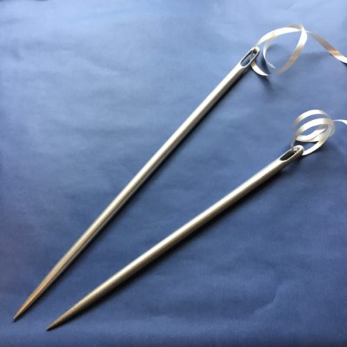 Aiguilles à coudre géantes pour défilé haute couture Dior Paris