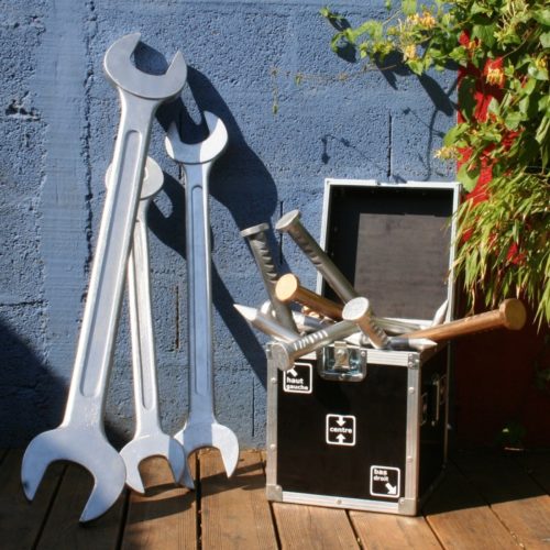 Clés plates et clous géants pour PLV magasin de bricolage