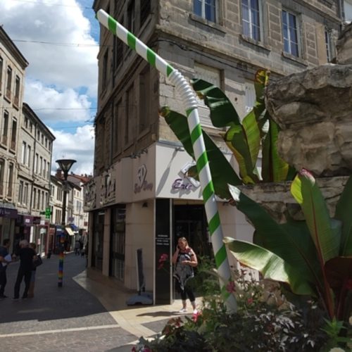 Pailles géantes dans la fontaine de Saint-Chamond