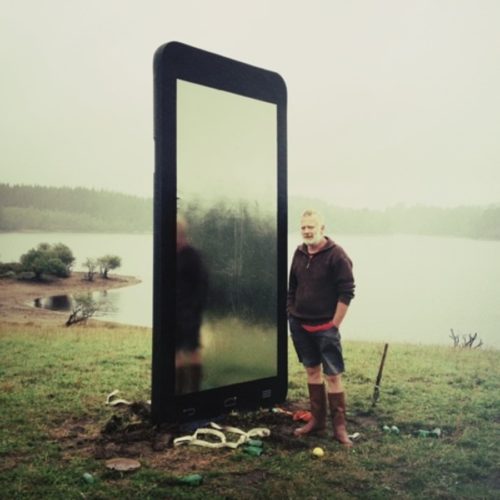 Smart phone géant pour décor de court métrage