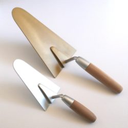 Truelles géantes pour première pierre