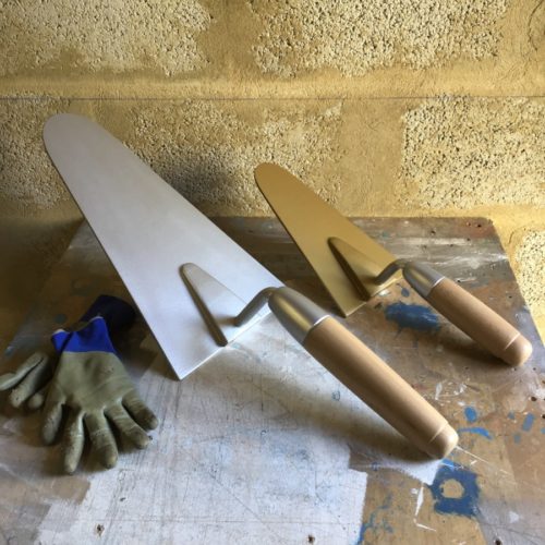 Truelle géante pour pose de première pierre