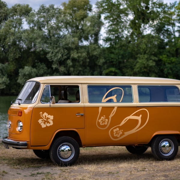 Sticker surf avec tong et fleurs sur véhicule