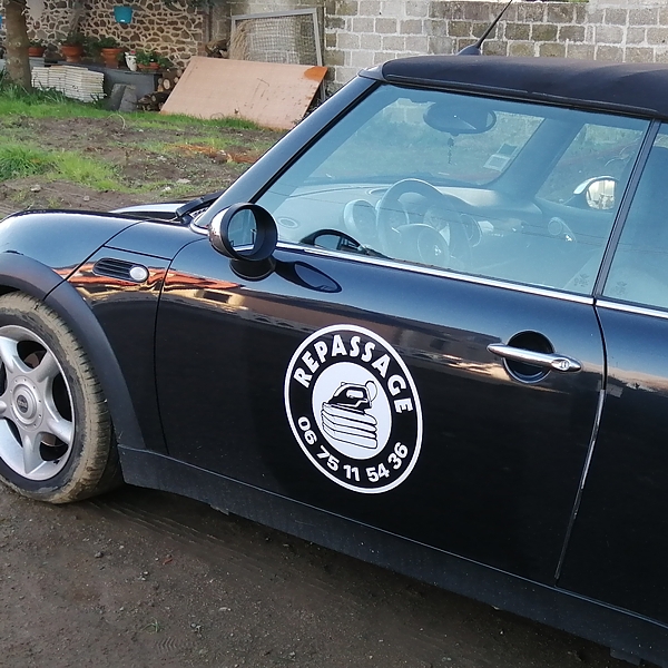 Sticker publicitaire sur voiture