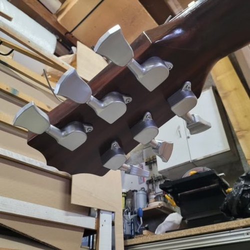 guitare classique géante détail