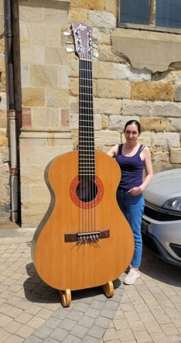 Guitare classique géante